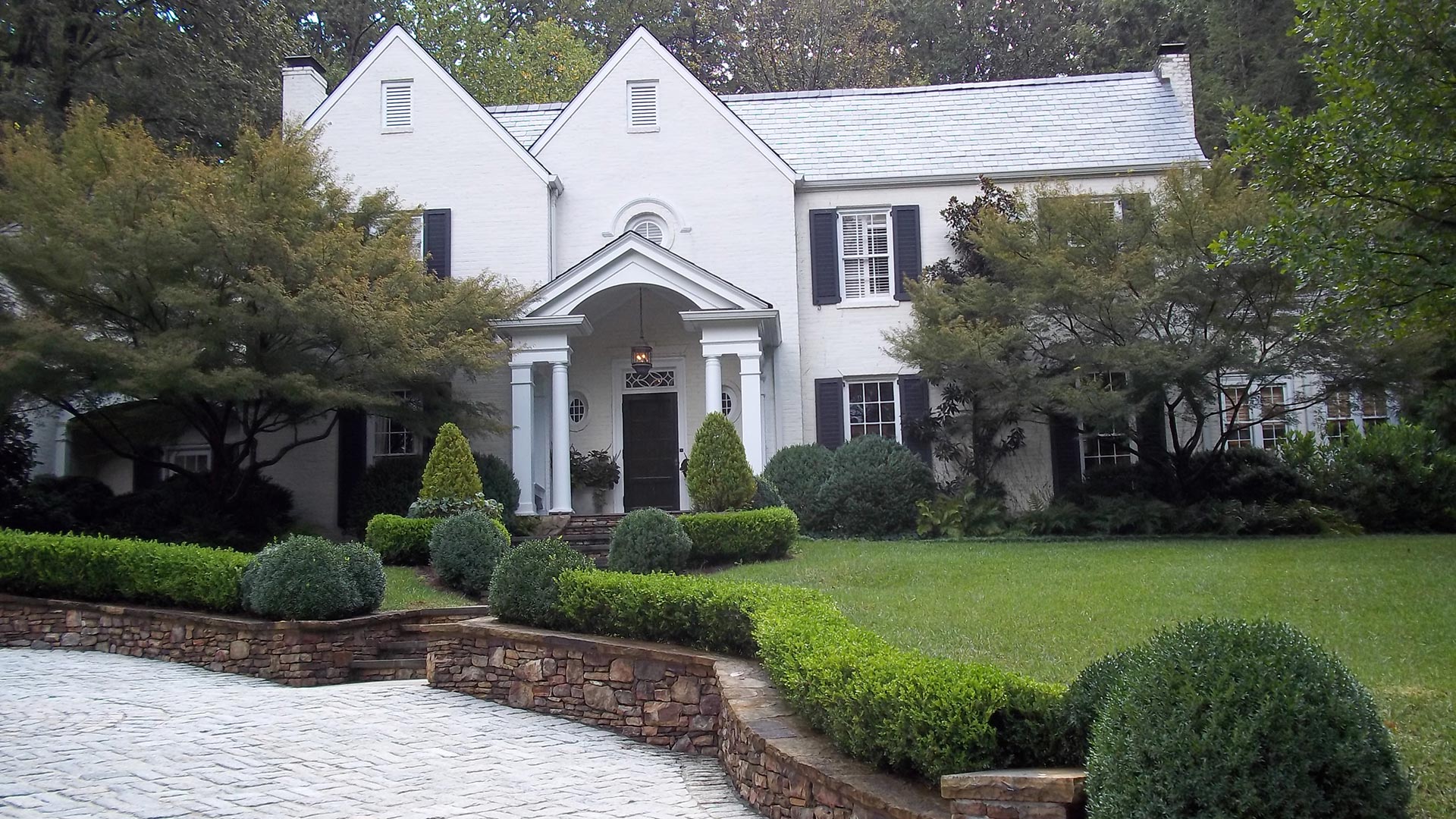 A home with full-service landscaping and lawn care in Peachtree Hills, GA.