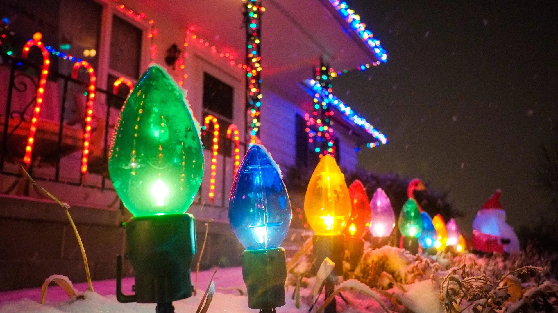 Schedule a Christmas Light Installation Service as Early as You Can!