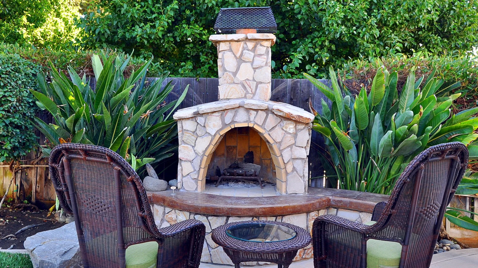 Should You Go With a Custom Outdoor Fireplace or Use a Pre-Designed Kit?